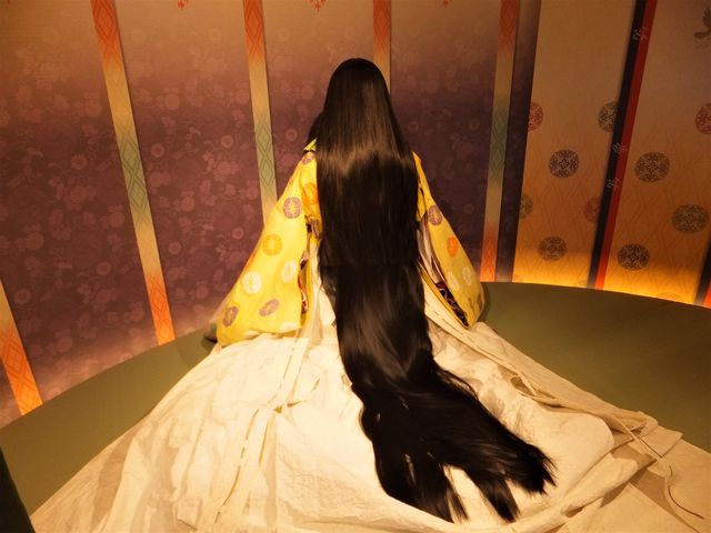 「紫式部の間」の優美な紫式部人形:越前和紙で作られている。_紫ゆかりの館