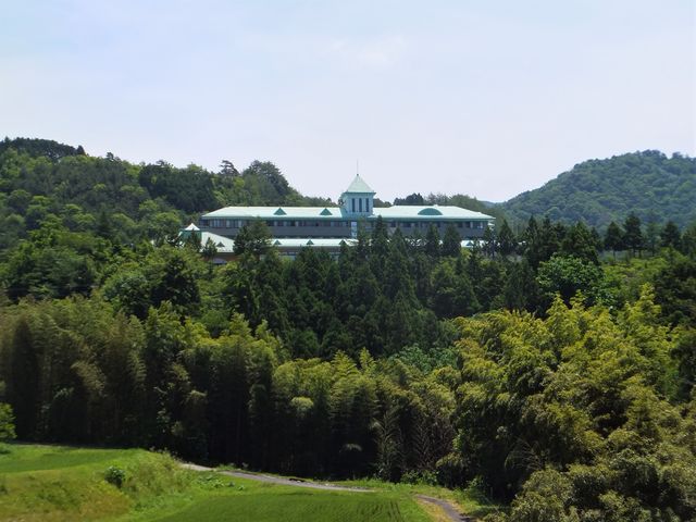 深い緑の中にあります。_ホテル木曽路