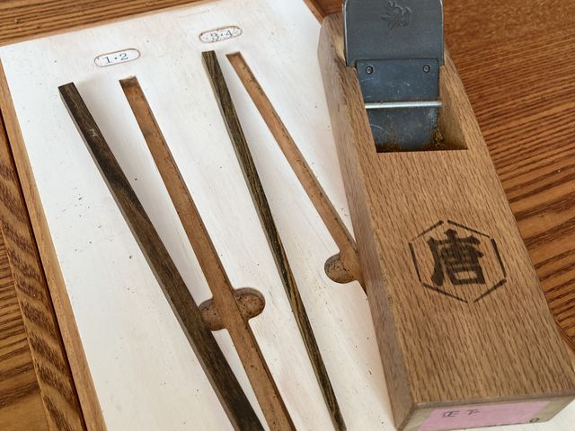 主にカンナを使用します。_唐木木工