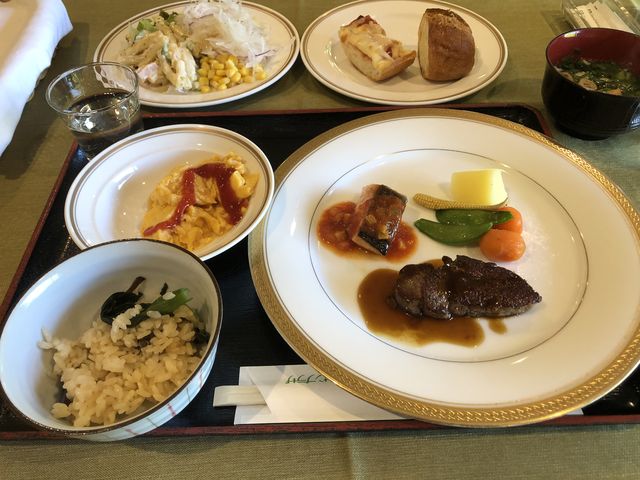 右手前がメイン皿_ホテル広島サンプラザ
