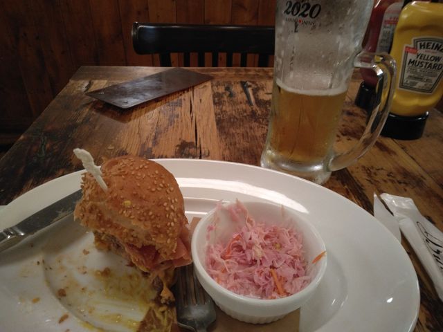 ナイフにフォークで食べるハンバーガーはいいですね。_バビーズ ヤエチカ(Bubby’s)