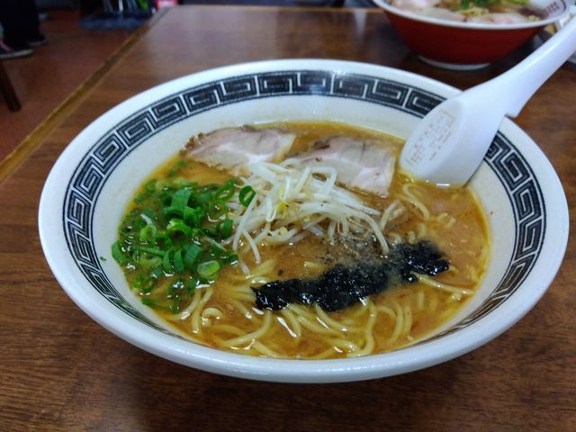 味噌ラーメン。醤油ラーメンも乗ってる具材は同じ。_龍華