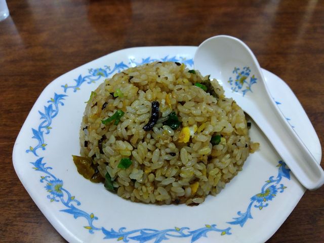 高菜チャーハン。半チャンよりちょっと多いくらいでちょうど食べやすい量。_龍華