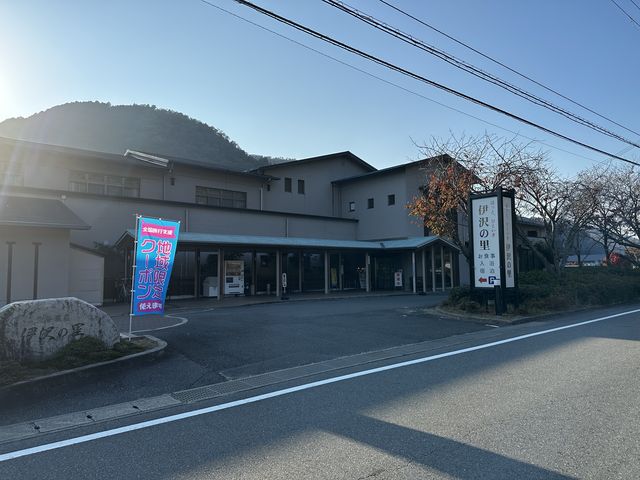 宿泊施設なので駐車場は広い_伊沢の里