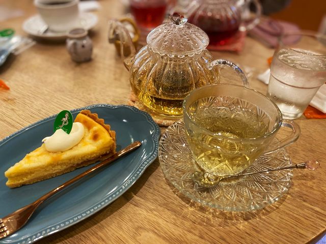 チーズケーキとハーブティー_菓子工房 パオ・デ・ロ
