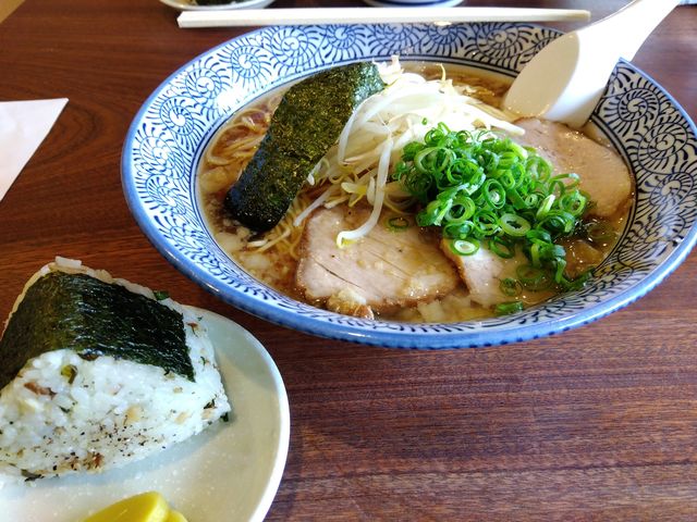 相方は明日葉麺1.5倍。分かりづらいですが麺は緑色。食べると仄かに明日葉の香りが。手前はおにぎり。_内橋ラーメン