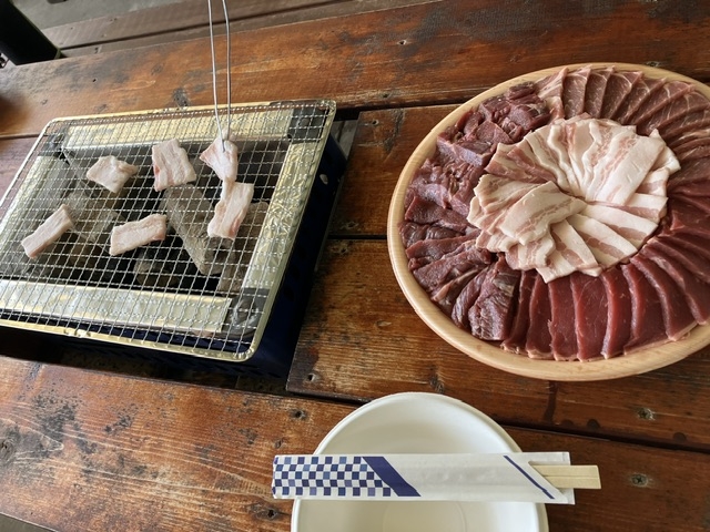 炭火でBBQ。網が動きやすく、豚トロは燃え上がるので小さいお子さまは要注意_武庫川渡船バーベキュー広場/尼崎運河クルーズ