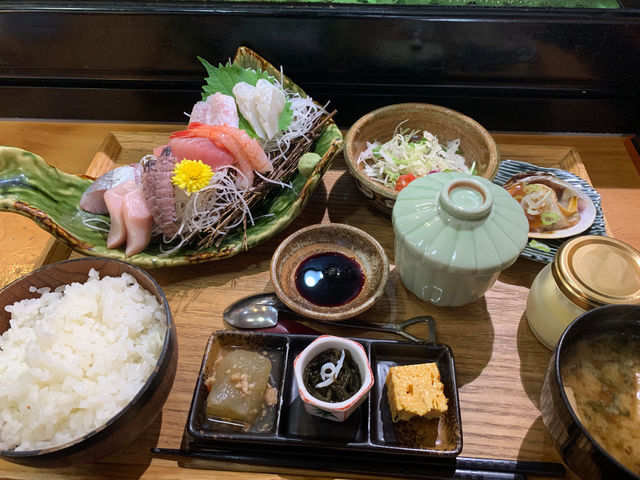 お昼の刺身定食。大正解!_なみ平