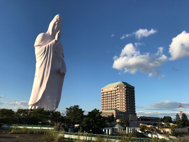 青空に映えるピンク色の大観音_仙台大観音プラザハウス
