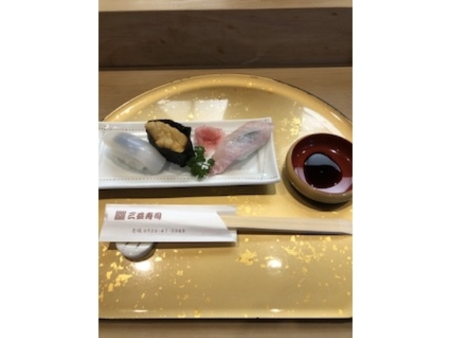 時間とお財布の関係で、剣先イカ、赤ウニ、石鯛の3貫を頂きました。_三益寿司