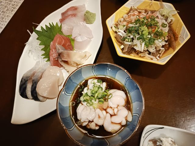 主人と釧路旅。地元人の好む居酒屋さん。落ち着く雰囲気。刺身の盛り合わせ牛スジたちポンを熱燗と!_まかない亭 稚鬼稚鬼