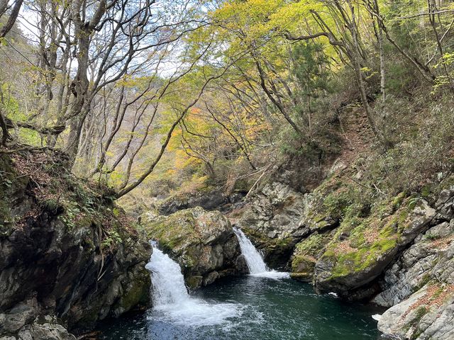 白糸の滝のすぐ近くの下流部に流れる大滝小滝_白糸の滝