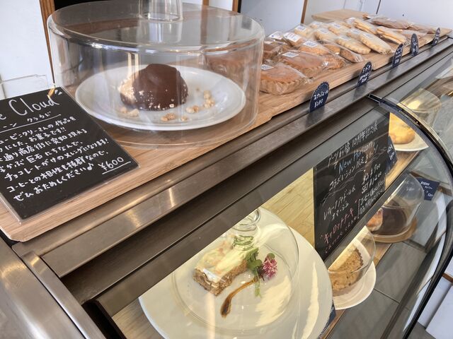 ショーケースから好きなケーキを選べます_ROBSON COFFEEアーツ前橋店