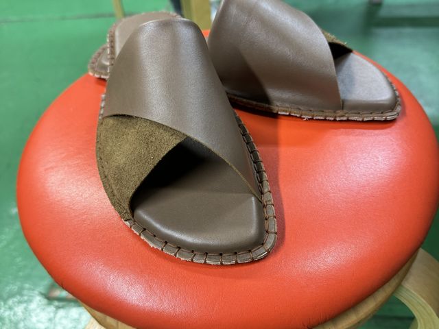 今回作ったルームシューズです。サイズ、色が選べます。_Leatherbien クラフトカフェ