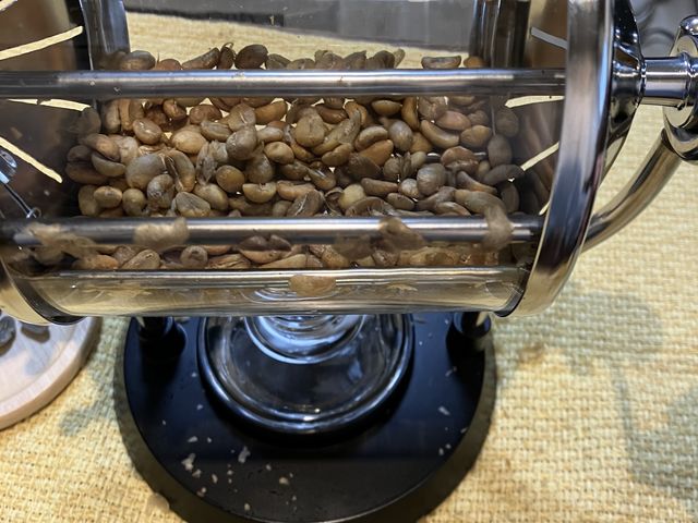 豆の色が少しずつ変化します。_焙煎香房