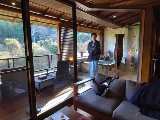露天風呂・サウナ・展望処が配置され広いガラスで屋内と仕切られたベランダが特徴的_万葉の里白雲荘