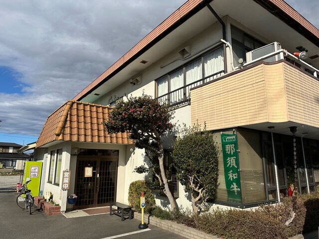 店の前に駐車場が有ります。_まつ坂