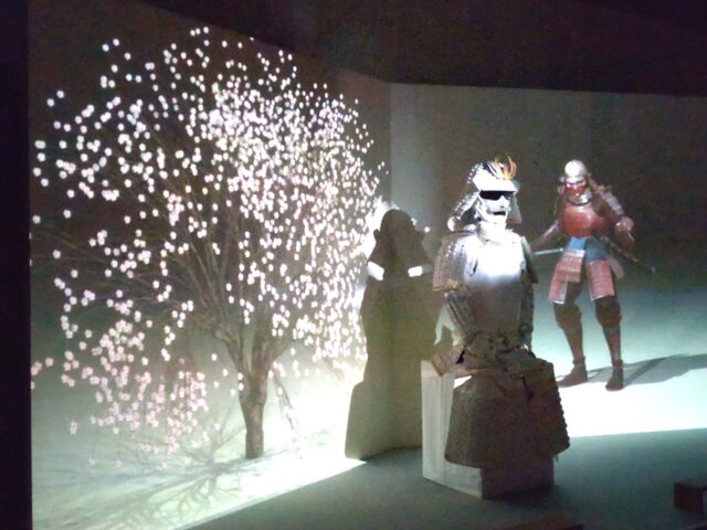中央に甲冑が鎮座したプロジェクションマッピングの展示_常盤木門SAMURAI館
