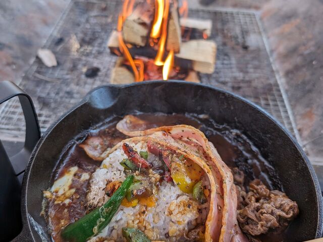 たき火とカレー_グランピングカフェ&BBQ “たき火”
