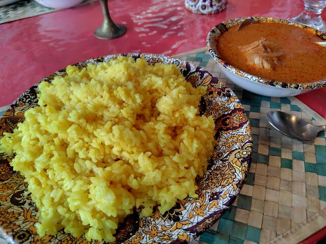 食べ進めていくとどんどん辛くなって逝きます。_スリランカセンター