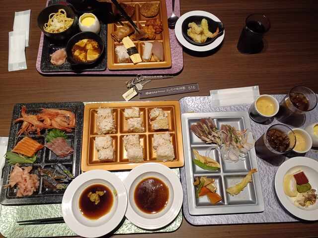 8階にあるレストラン せせらぎ カニの押し寿司12個 食べ 美味しいく満足です…_大江戸温泉物語Premium よしのや依緑園