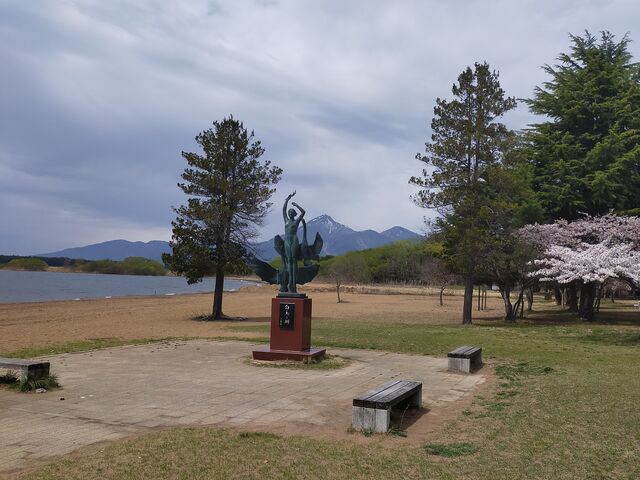 白鳥の湖像と磐梯山_志田浜