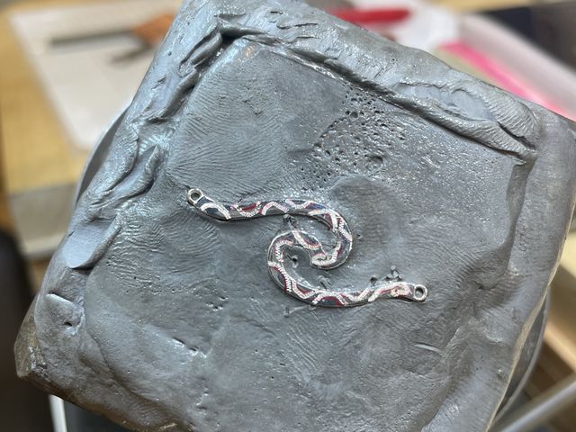 細かい波柄を彫った写真です。_LocalBrand フラッグシップ鎌倉