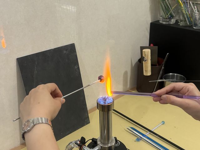 先生の見本の作業中_とんぼ玉工房ボンジュック