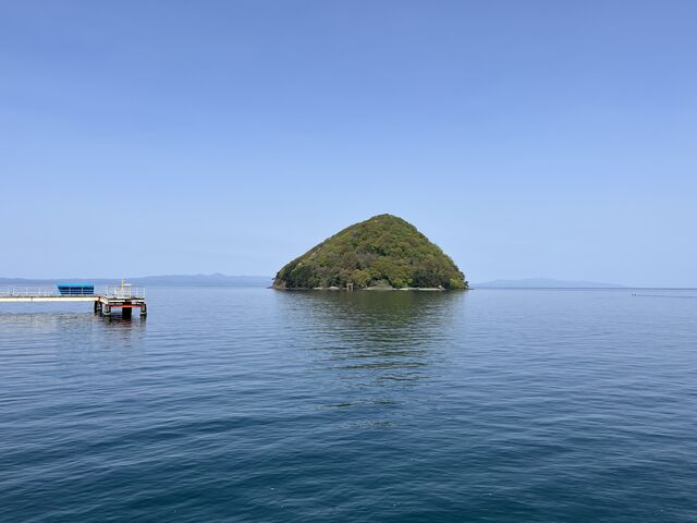 夏泊半島の西側を走らせていると、形の良さに目が留まる_湯ノ島