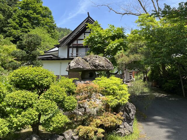 山あいの風情のある入り口_湯舟沢温泉