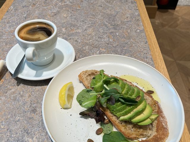 キレイに飾られたサラダっぽいサンドイッチ_ALLPRESS ESPRESSO (オールプレス エスプレッソ) 東京ロースタリー&カフェ
