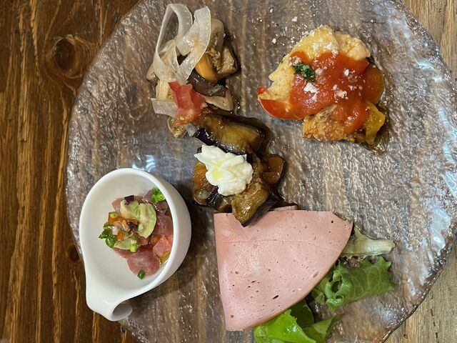 いろんな味が楽しめる前菜盛り合わせ_Cucina mollo クッチーナ モロ
