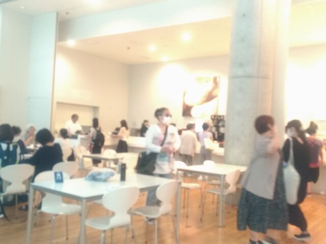 地下1階カフェ店内_カフェテリア カレ