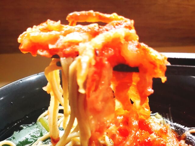 紅生姜天そばの麺リフト。_名代 富士そば 秋葉原店