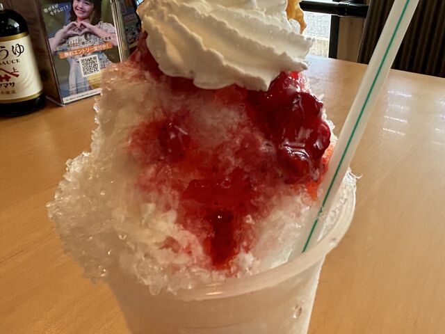 見ての通り最上部と底意外はただの氷でかき混ぜてもいちごの味はほとんどしません_ガスト