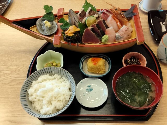 海鮮定食!魚の顔はイサキだそうです!_魚楽亭