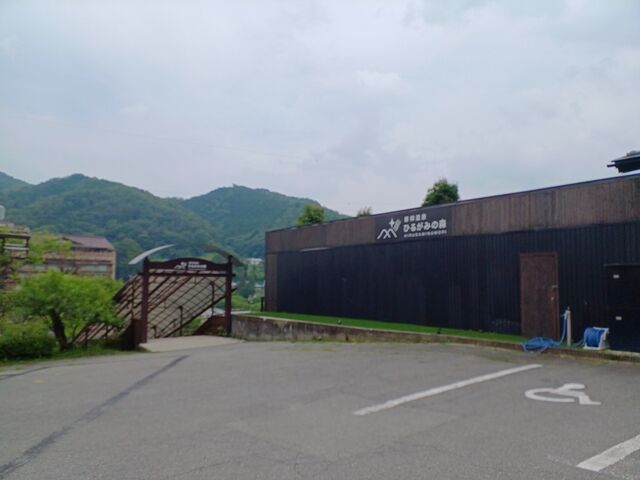 緑の森に 360度 囲まれた 静かな小高い場所にあります_昼神温泉 ひるがみの森