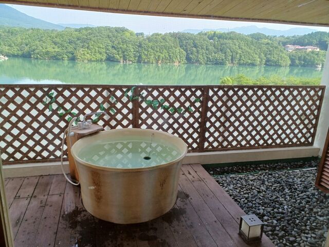 お部屋の露天風呂は 信楽焼き 当日 翌日で5回ほど のんびり浸かり 満足です_大江戸温泉物語 恵那峡