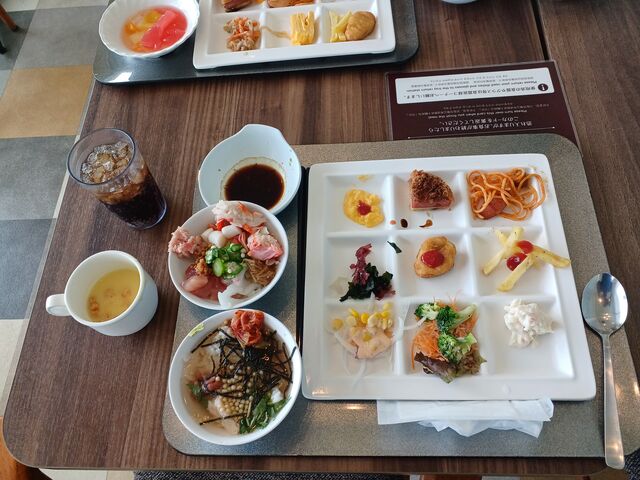 明るく 景色の良い レストラン四季彩での朝食。
食事を楽しみながら 遊覧船の発着がよく見えます。_大江戸温泉物語 恵那峡