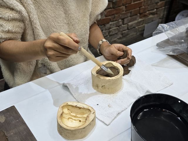 取り出す時に接着剤となる水を塗ります_鬼瓦工房 鬼義