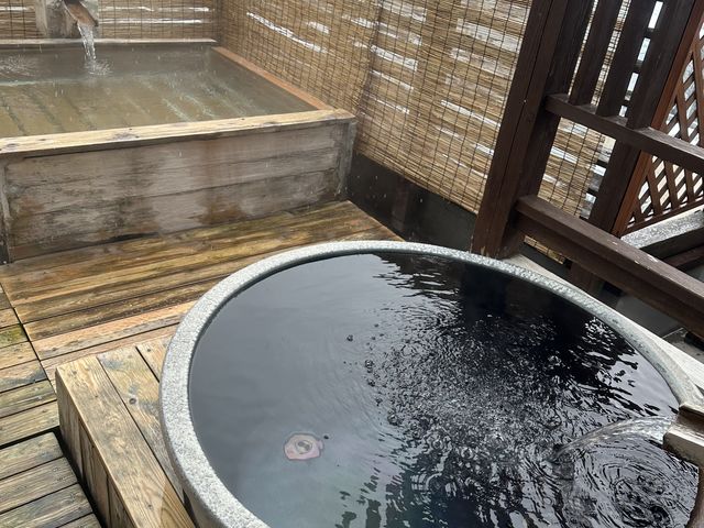 広いお風呂が二つあり、洗い場もあって、シャンプーなどもついて、タオルもあるし手ぶらでOKです _ホテル椿野