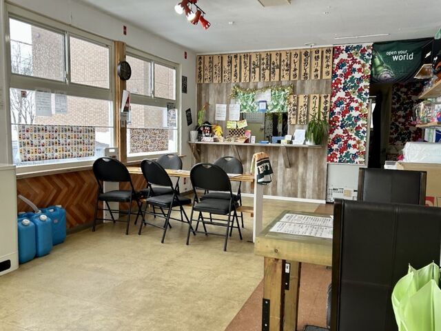 店内で食べるところもあります。出来上がるまで待つことも可能です。_からあげ専門店 至福の隠れ家 中央通り店