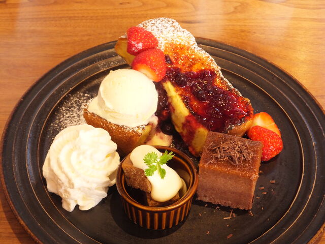 苺のフレンチトーストのプレート_cafe・recette・鎌倉