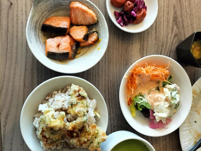 焼鮭、梅しらすごはん上に磯部揚げ、梅干しとサラダ_アーバンホテル京都四条プレミアム