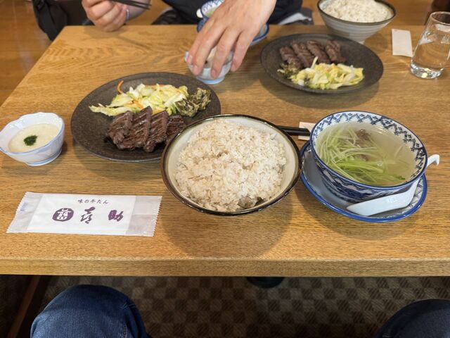 平日の昼過ぎと言う事で店内はすいていました。車でも提携の駐車場があります。美味しかったです。_味太助本店
