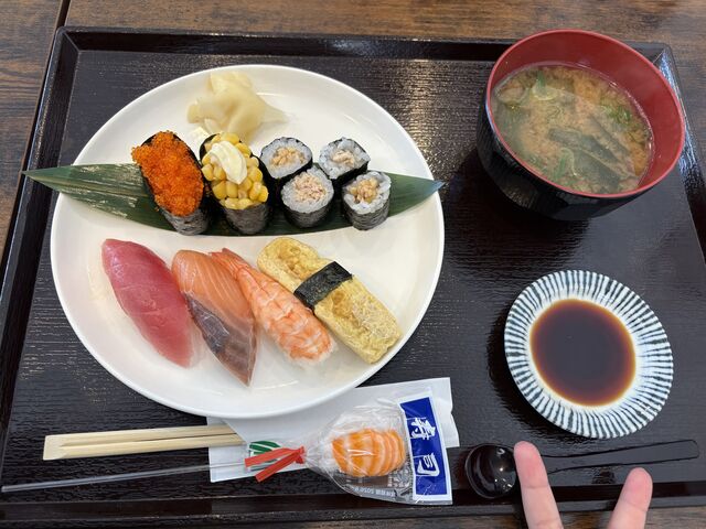 子供寿司800円。写真には写って無いですが、茶碗蒸しも付いています。_たる寿司