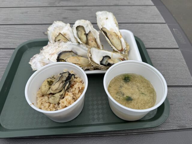風強い日は店外での飲食なのでカップや箸が飛んでしまう。_焼がきハウス