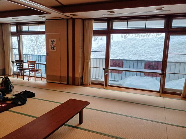 大きな畳の休憩所からは、目の前の国道17号線が見えます。食事処は有りませんが、持ち込み可能です_宿場の湯