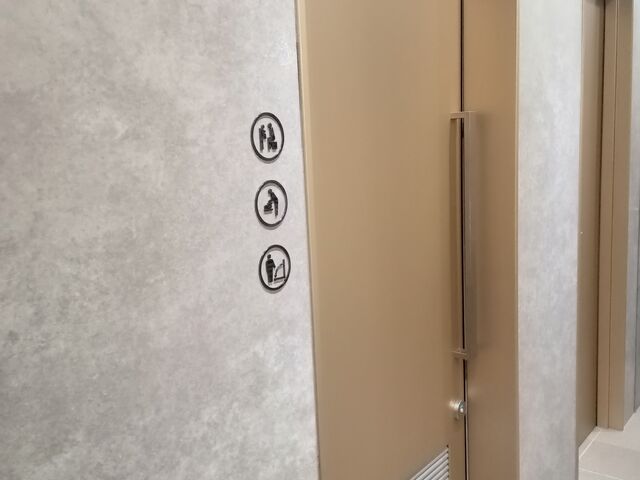 折り畳みベッドもある広いトイレ_Osaka Metoro