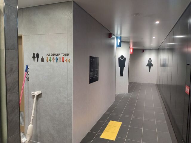 手前がオールジェンダー、その奥が男性、一番奥が女性用トイレ_Osaka Metoro